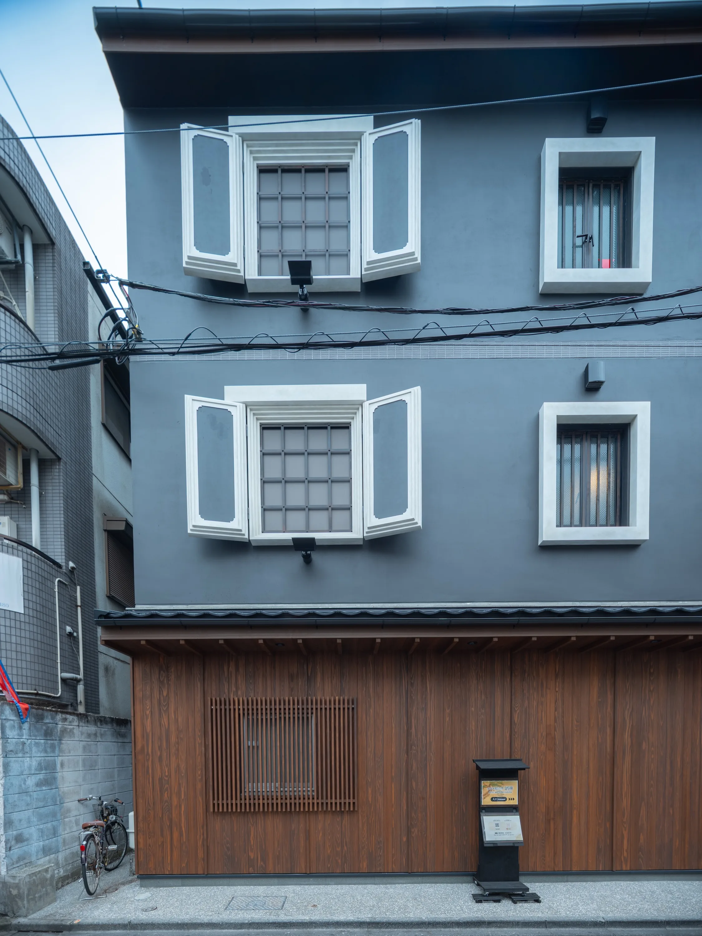 格子状の下屋と白い窓枠を持つホテル松の井の外観