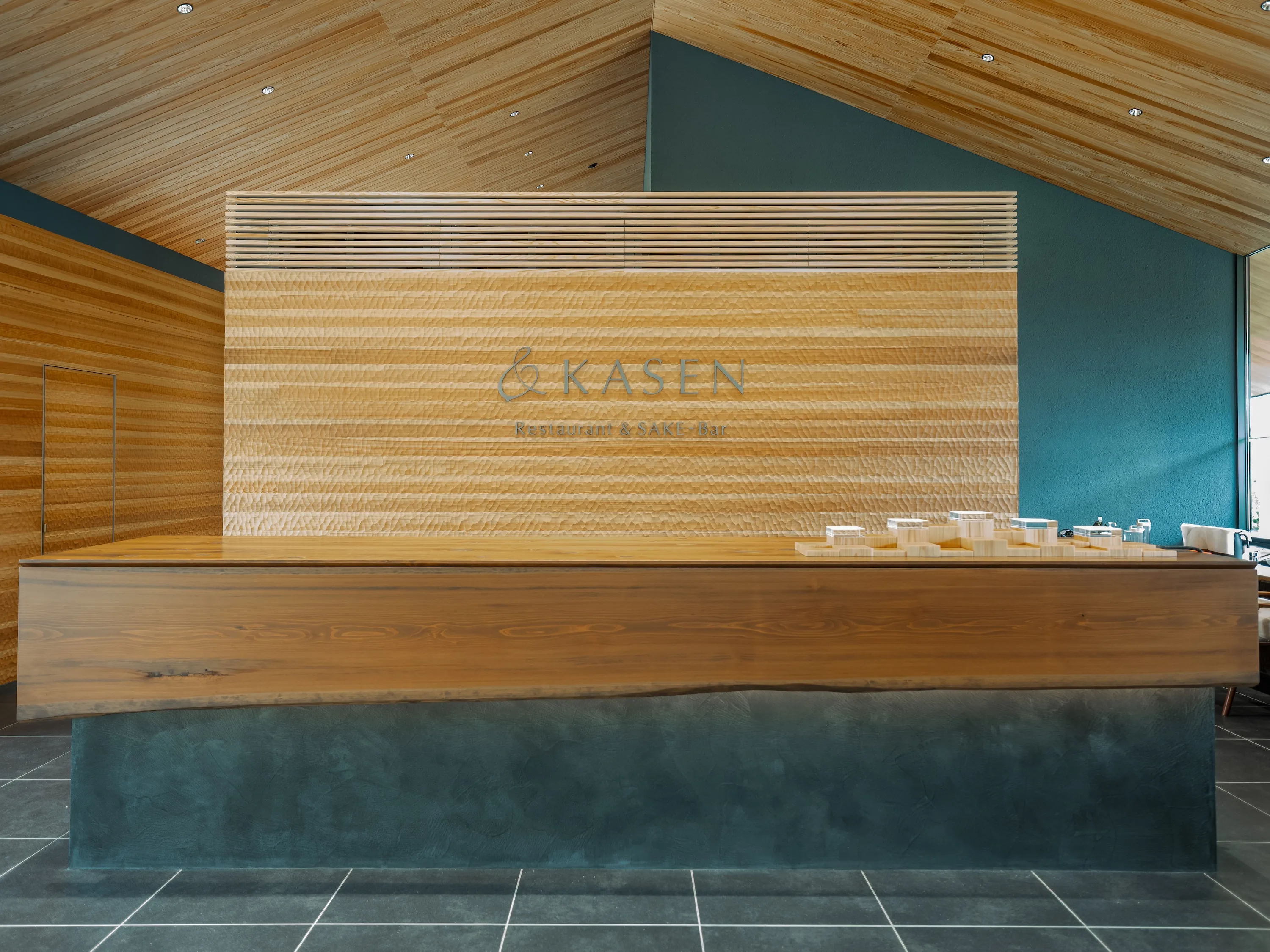 Restaurant & SAKE Barのサインが掲げられた木製カウンター