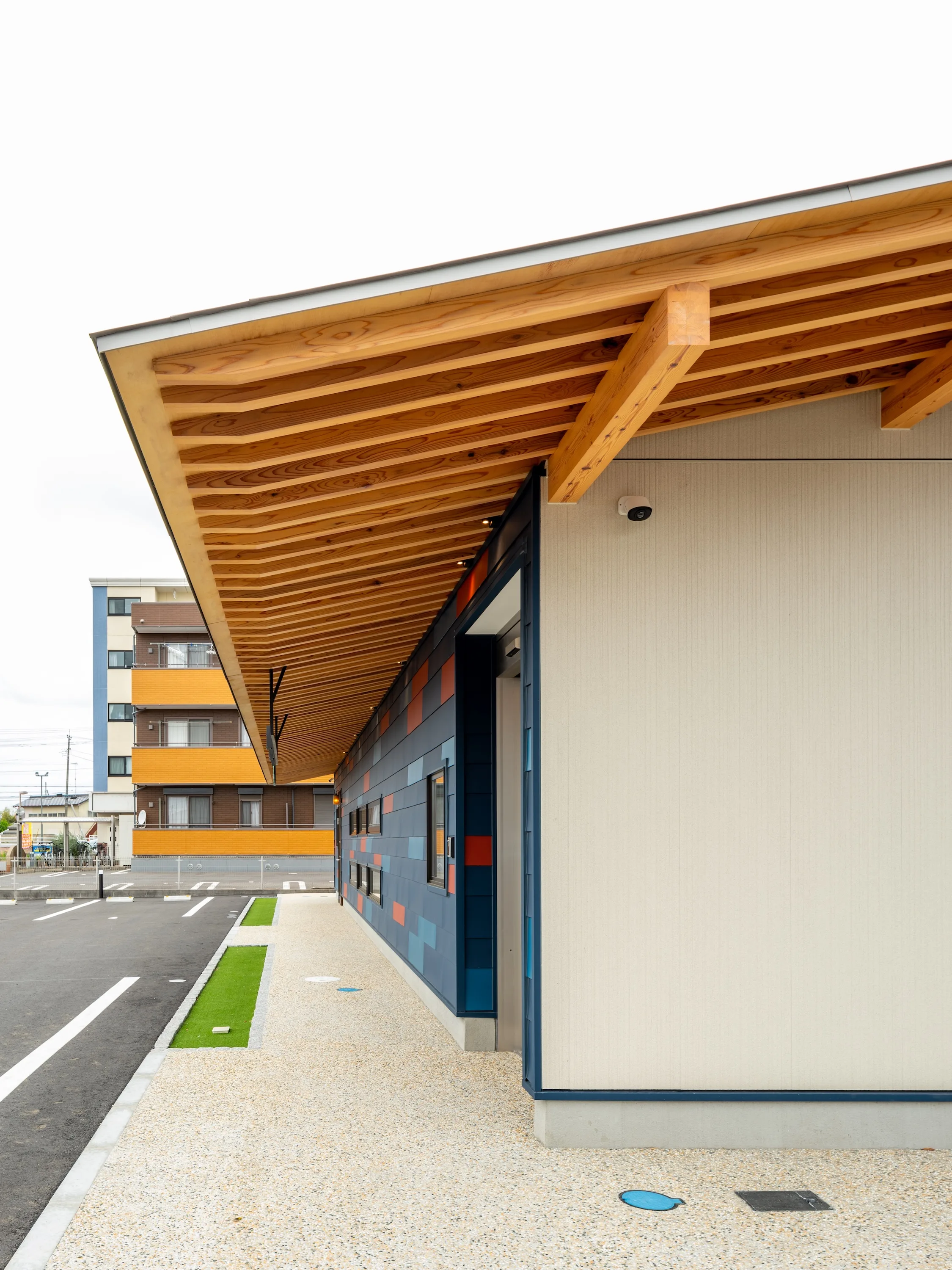 木の軒と外壁が連なる建物外周のディテール